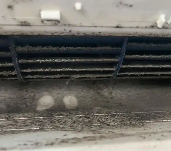 鹤峰空调吹的风有股烧焦味是怎么回事